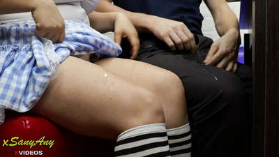 Gənc məktəbli qız ev tapşırığı ilə sinif yoldaşına dırmaşır-xsanyAny